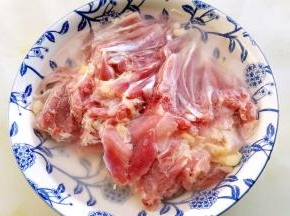鸡腿去骨，寖泡一会去除血水。
