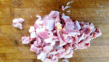 切成等量的鸡丁。