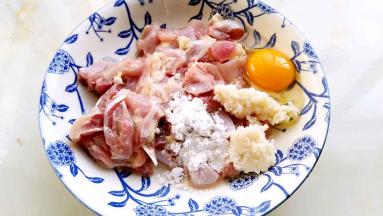 加入酒酿，鸡蛋，盐1克，砂糖1克。