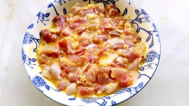 拌匀腌制15分钟。