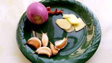 准备食材:洋葱切末，大蒜切末，姜切末，红辣椒切末。
这一步忘记拍照了。