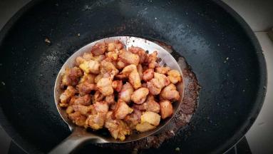 捞出控油，开始重新烧热油锅。