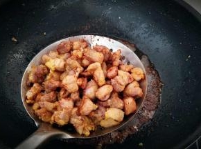 捞出控油，开始重新烧热油锅。