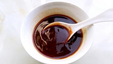 料汁碗:番茄酱，蚝油，米醋，砂糖，生抽，盐1克拌匀。