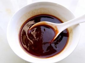 料汁碗:番茄酱，蚝油，米醋，砂糖，生抽，盐1克拌匀。
