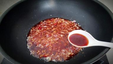 倒入料汁小火加热。