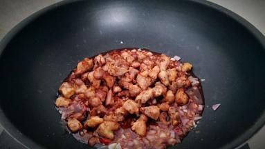 倒入鸡丁翻炒。