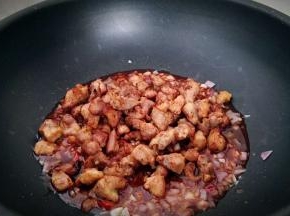 倒入鸡丁翻炒。