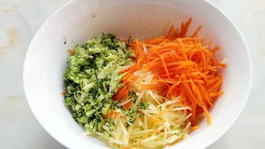 胡萝卜，土豆擦丝，西蓝花剁碎。