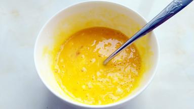 鸡蛋打入碗中，加入面粉，清水适量，盐1克拌匀。