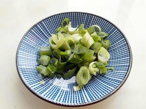 葱切碎。
