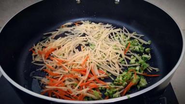 加入一半的蔬菜翻炒几下。