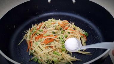 调入盐1克拌匀。