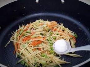 调入盐1克拌匀。