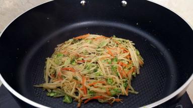 把所有的蔬菜聚拢在一起。