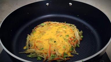 淋上一半的蛋液。