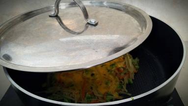 盖上锅盖小火闷煎，大约2分钟左右。