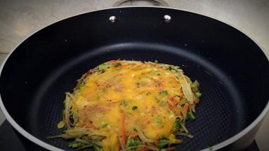 蛋液凝固，撒上胡椒粉就可以断火。