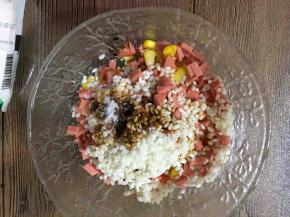 把糯米、玉米粒、青豆、火腿肠、胡萝卜丁混合，加入盐、生抽、老抽、白糖搅拌均匀