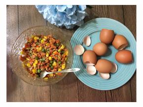 拌匀后腌制半小时，在等待研制的过程中准备好鸡蛋壳。