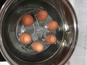 盖上蛋壳盖放入锅中大火烧开转中小火蒸一个小时。