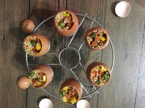 把腌好的糯米馅填入蛋壳中，八九分满即可。