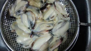 清洗干净沥水。