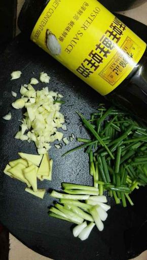 姜蒜葱切好备用。