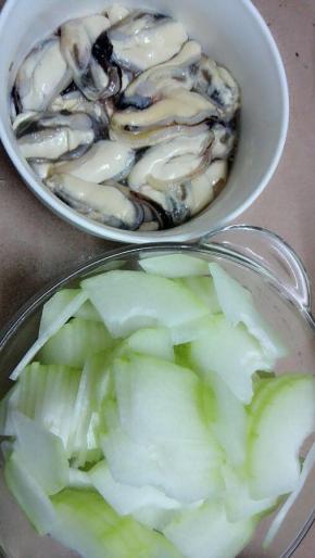 冬瓜去皮切片。