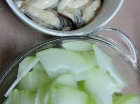冬瓜去皮切片。