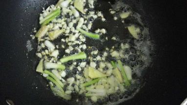 炒香葱头，姜蒜。