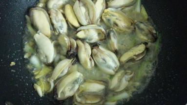 加清口肉炒变色。倒出备用。