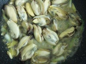 加清口肉炒变色。倒出备用。