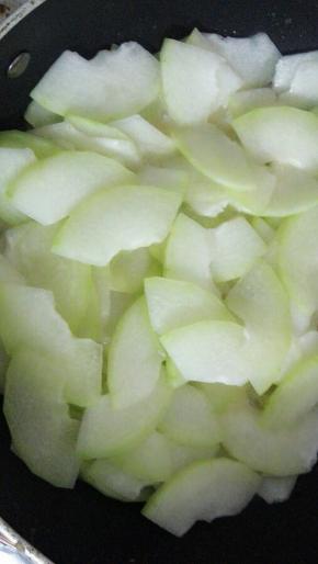 加少许油，炒到冬瓜变软。