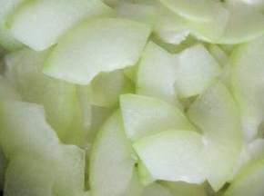加少许油，炒到冬瓜变软。