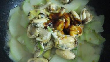 加入炒好的清口，盐，鸡粉，蚝油炒均匀。加盖焖两分钟。