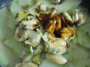 加入炒好的清口，盐，鸡粉，蚝油炒均匀。加盖焖两分钟。
