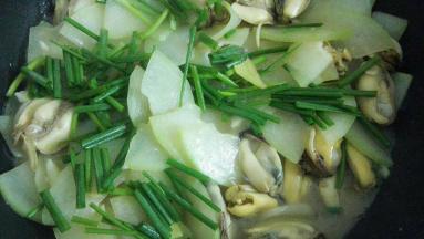 加入葱绿翻炒均匀即可。