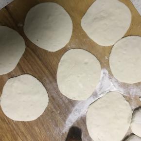 擀成四周薄中间略厚的面皮