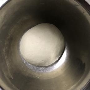 加入适量温水搅拌，并揉成光滑的面团，室温醒发30分钟