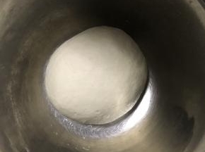 加入适量温水搅拌，并揉成光滑的面团，室温醒发30分钟