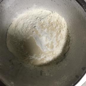 面粉中加入酵母搅拌均匀