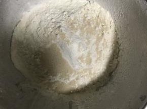 面粉中加入酵母搅拌均匀