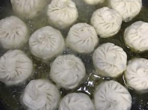 锅中倒入清水，至包子1/2处即可，然后盖上盖子中火煎至无清水，底部焦黄即可，喜欢的出锅时候可以撒一些黑芝麻和小香葱，此次是槐花馅的，怕掩盖槐花本来的香气所以没放黑芝麻后小葱