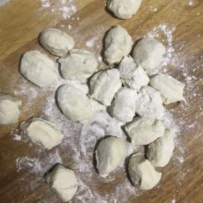 整形成条，然后分割成均匀的面团，我的大概20克每个