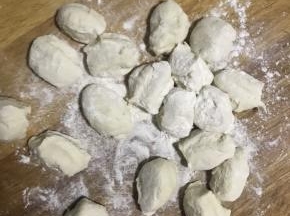 整形成条，然后分割成均匀的面团，我的大概20克每个