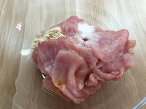 加入盐，鸡粉，菜籽油