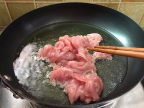 锅里坐油烧热码入肉片