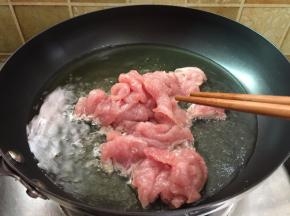 锅里坐油烧热码入肉片