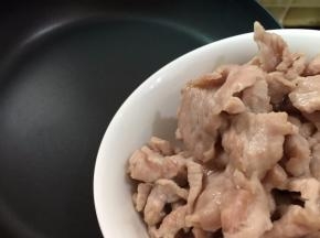 用厨房纸把锅擦干，再把肉片片倒入锅里